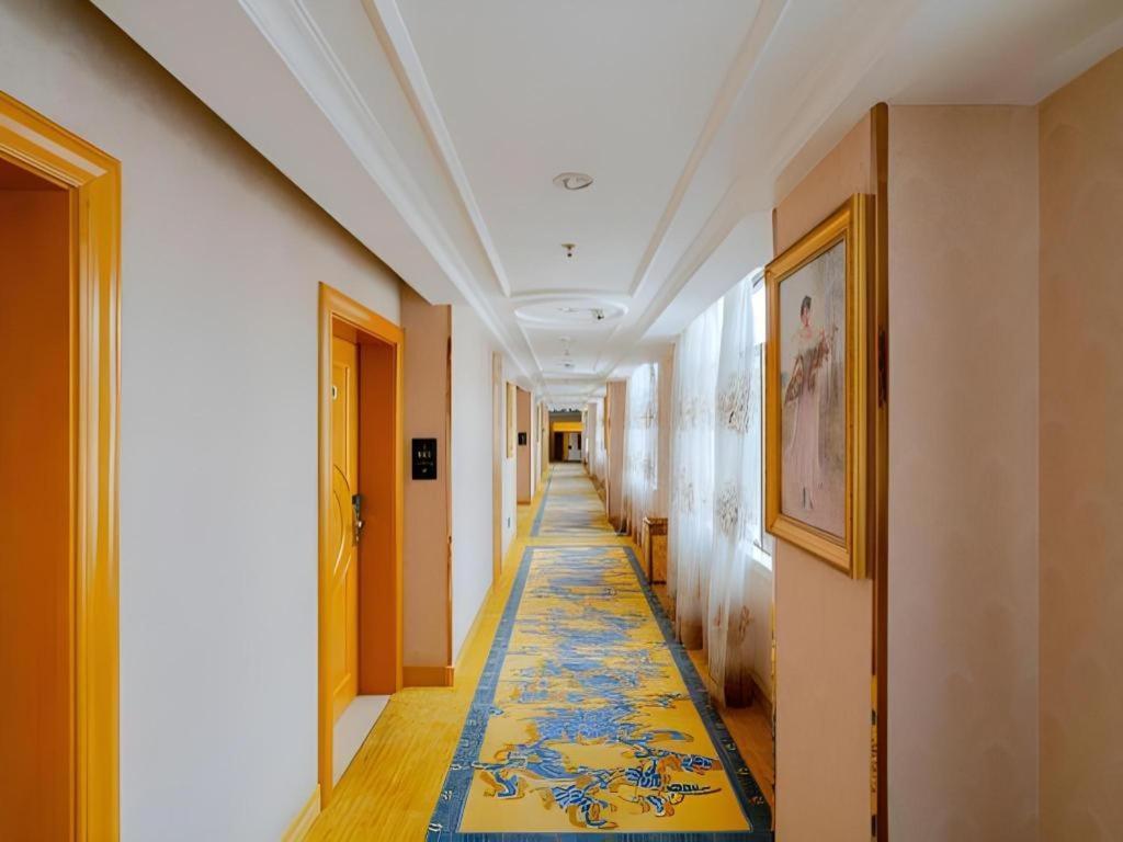 Vienna International Hotel Lhasa Potala Palace Bagian luar foto
