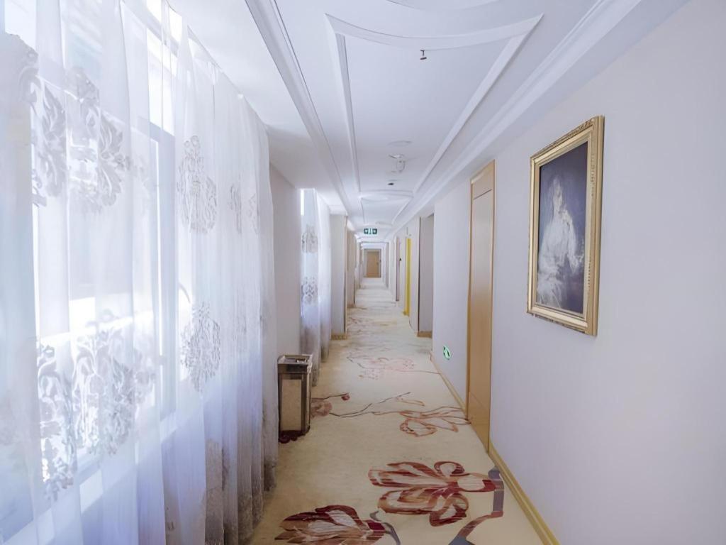 Vienna International Hotel Lhasa Potala Palace Bagian luar foto